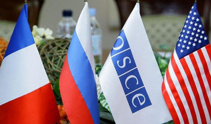 Table flags of the Russian Federation, France, the OSCE and the United States of America